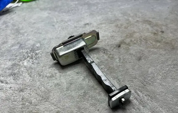 KIA Carens III Rear glass lock/latch C160 79390A4000