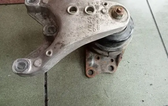 Seat Ibiza III (6L) Engine mounting bracket 6Q0199185D