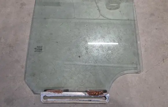 Rear door window glass