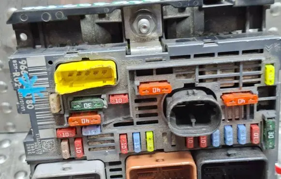 Peugeot 3008 I Fuse module S26312517 9666700180