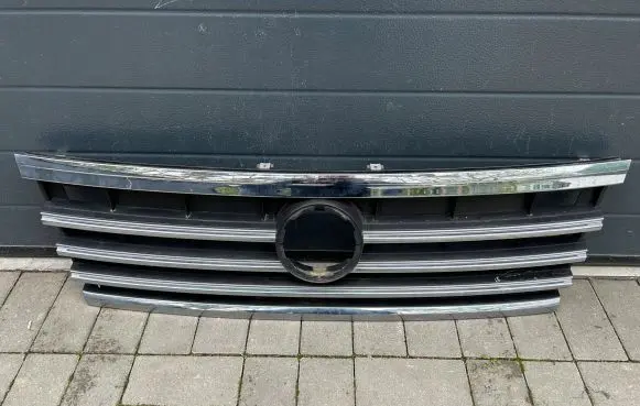 Volkswagen Touareg III Front grill