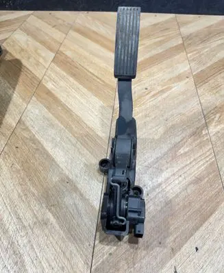 Mercedes-Benz B W245 Accelerator throttle pedal A1693000104 000437 261006