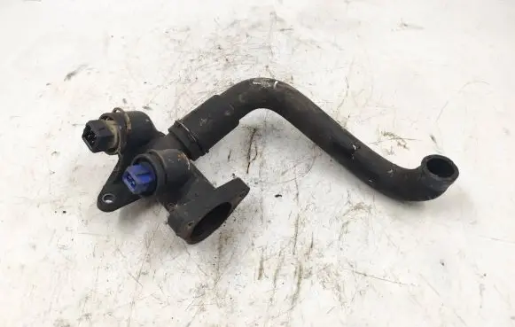 Audi A4 S4 B5 8D Engine coolant pipe/hose 058121133B