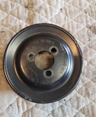 Volkswagen Golf VI Water pump pulley 03D121028B