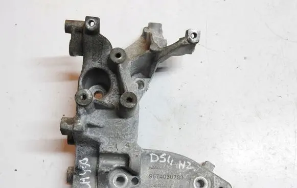 Peugeot 508 Engine mounting bracket 9686944310