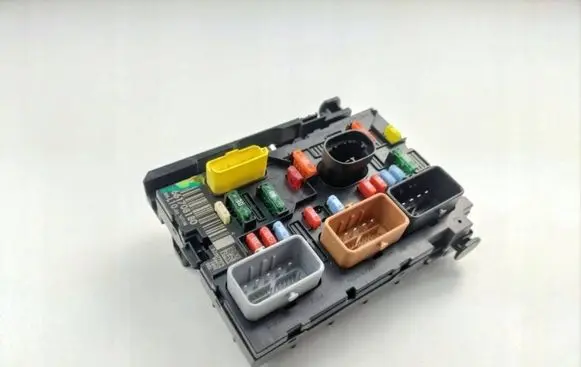 Peugeot 207 Fuse module 9661708180