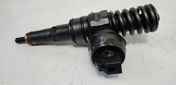 Volkswagen Caddy Fuel injector 038130073AQ 0414720213