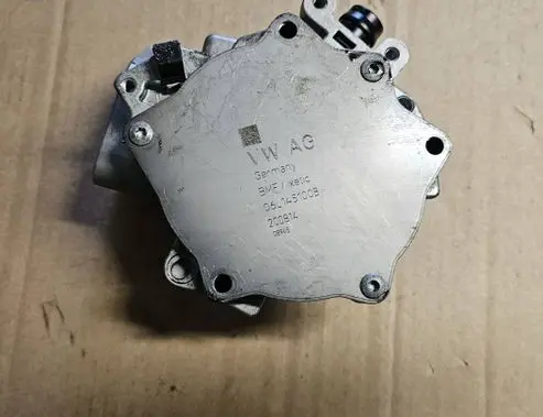 Volkswagen Golf VII Vacuum pump 06L145100b