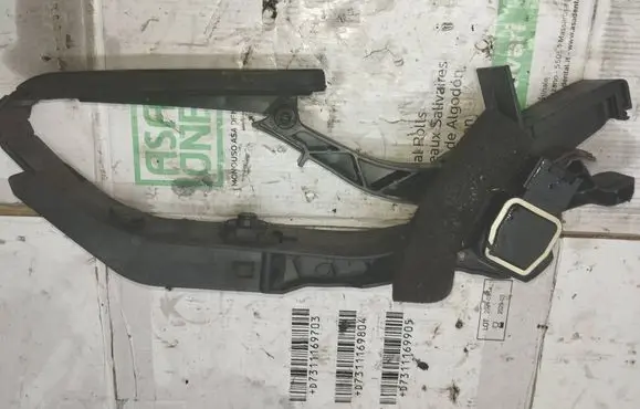 Accelerator throttle pedal