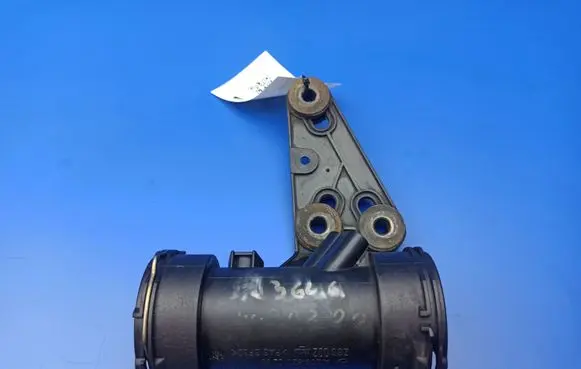 Mercedes-Benz C W203 Intercooler pipe mounting bracket A2035200295