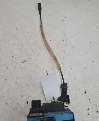 Volvo V70 Front door lock 8650546