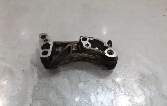 Peugeot 207 Engine mounting bracket