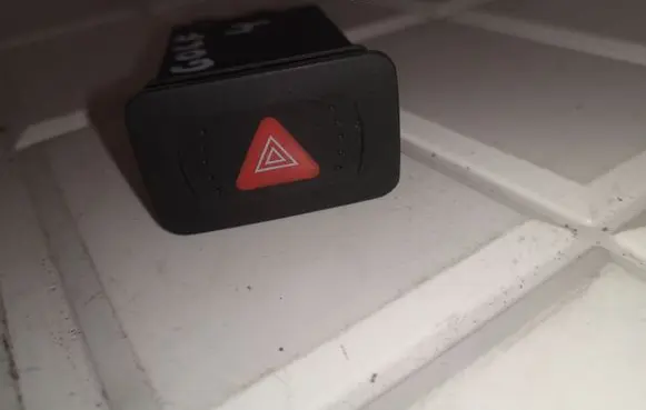Volkswagen Golf IV Hazard light switch 108880