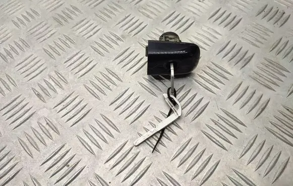 Volvo V70 Front door lock (next to the handle) 