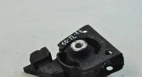 Toyota Prius (XW30) Engine mount bracket