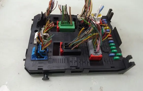 Peugeot 308 Fuse module 281197595