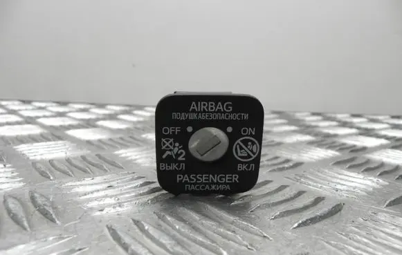 Passenger airbag on/off switch