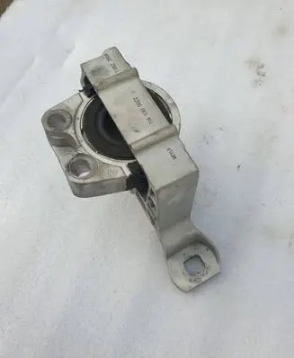 Ford Focus Engine mount bracket
