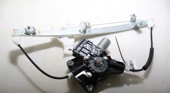 Toyota Yaris Cross Rear window lifting mechanism without motor