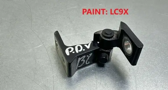 Volkswagen PASSAT B8 Front door upper hinge 8X4833408A