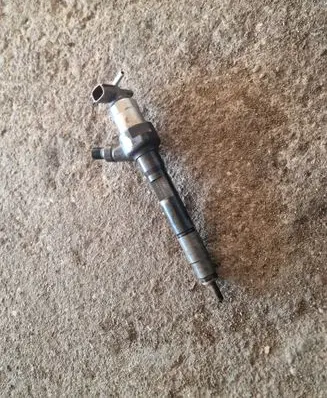 Mazda CX-7 Fuel injector R2AA13H50