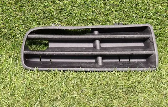 Volkswagen Golf IV Front bumper lower grill 1J0853665B
