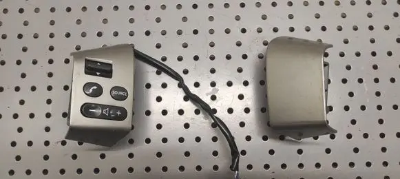 Steering wheel buttons/switches