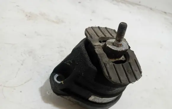 Engine mount bracket