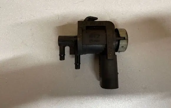 Volkswagen PASSAT B6 Vacuum valve 1J0906283C