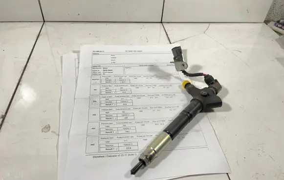 Toyota Avensis T250 Fuel injector 236700R041