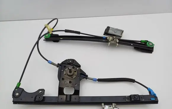 Volkswagen Golf III Front door manual window regulator 1H0837402B