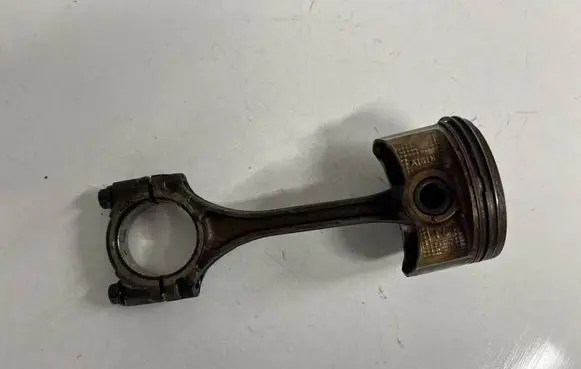 Piston with connecting rod