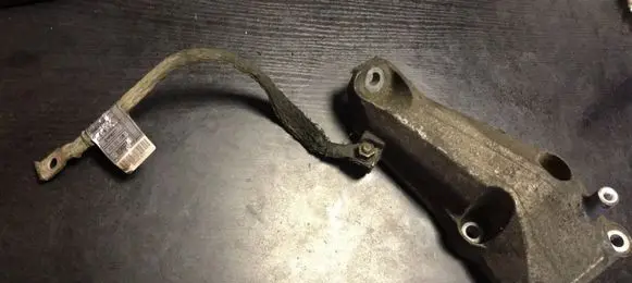 Engine mounting bracket