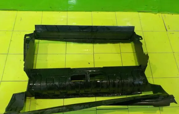 Land Rover Freelander 2 - LR2 Intercooler air channel guide PRZOD