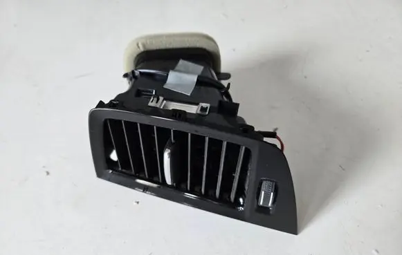 Volvo XC90 Dash center air vent grill 32277973