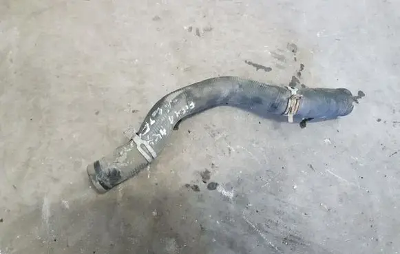 Engine coolant pipe/hose