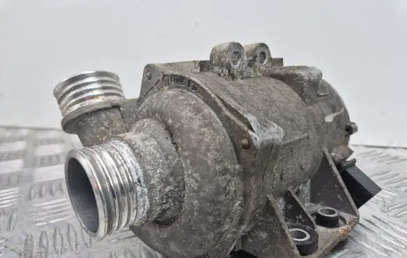 BMW 5 E60 E61 Water pump 7586924 70285101
