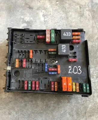 Volkswagen Golf V Fuse module 1K0937819A 1K0937800H 1K0937828