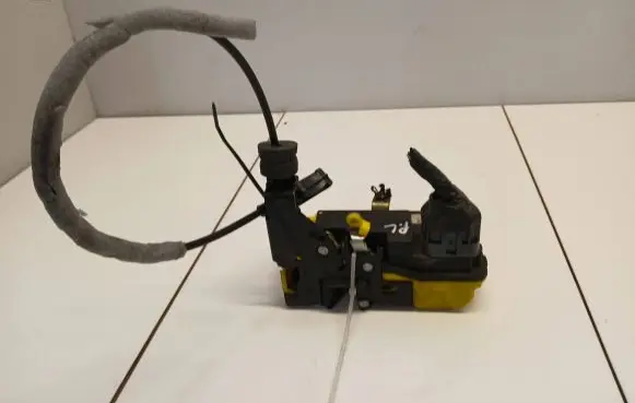 Volvo S60 Front door lock 3699749