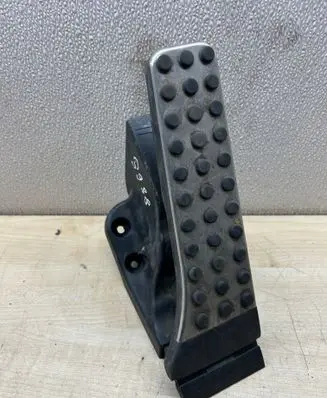 Mercedes-Benz E W238 Accelerator throttle pedal A2053000104