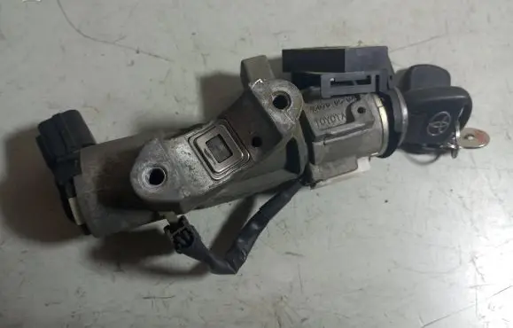 Toyota Avensis T250 Ignition lock 450200504