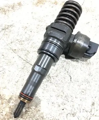 Volkswagen Golf V Fuel injector 038130073BN 038130073BL
