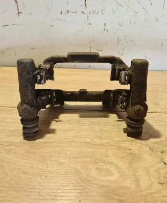 Volkswagen Golf VI Brake caliper pad carrier rear 