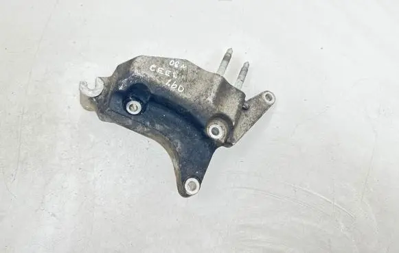 KIA Ceed Engine mounting bracket