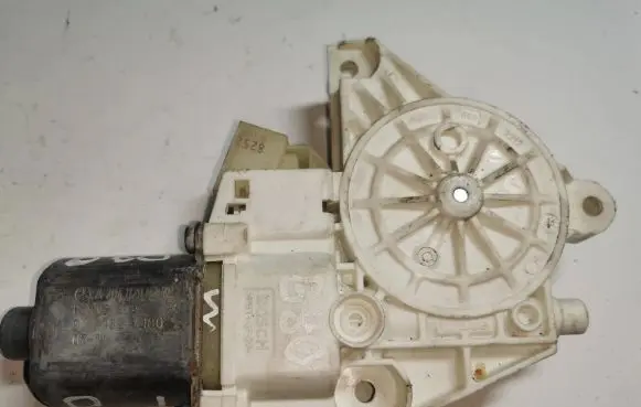 Mercedes-Benz C W204 Front door window regulator motor A2048200242 071132100