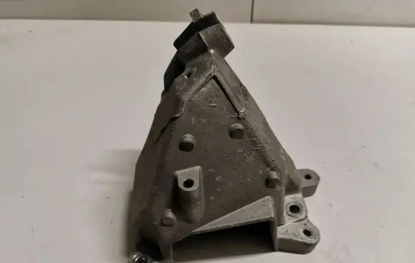 Mercedes-Benz E W212 Engine mounting bracket A2762233504