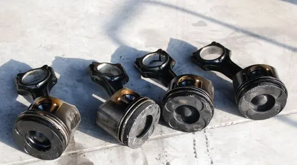 Mercedes-Benz Sprinter W906 Piston with connecting rod XXX 150KM