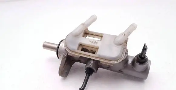 Mitsubishi Grandis Master brake cylinder