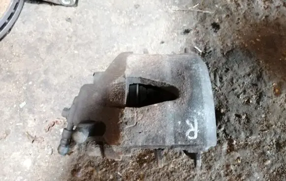 Volkswagen Polo V 6R Front brake caliper