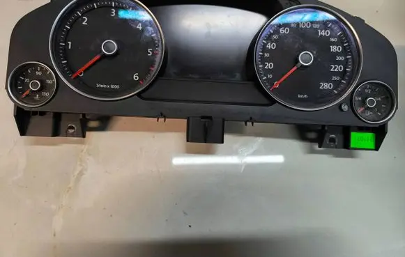Volkswagen Touareg II Speedometer (instrument cluster) 7P6920880A 263677001